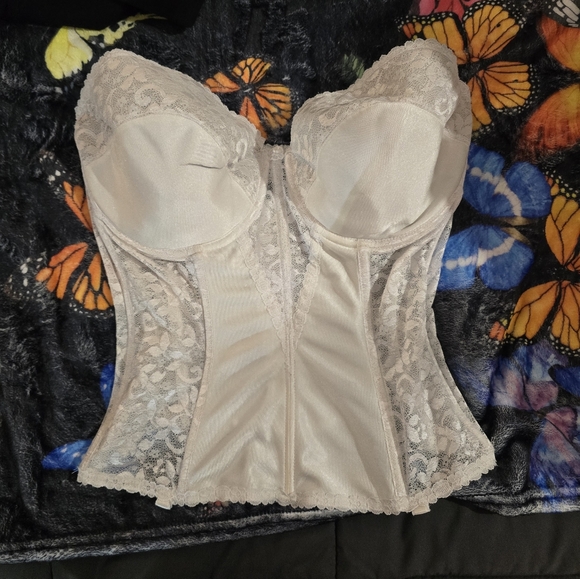 Elegant Lace Bustier in White - Picture 2 of 7